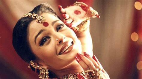 ¡El Baile de Aishwarya Rai Bachchan: Una Noche Mágica en Mumbai! Celebridades, Glamour y Bailes Bollywoodenses